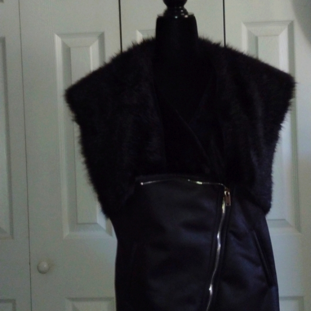 A fur collar zipp up vest side pocket